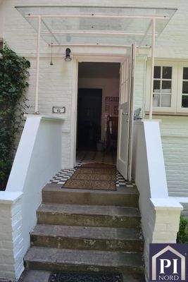 Überdachter Nebeneingang