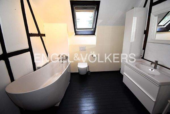 Modernes Badezimmer mit freistehender Badewanne