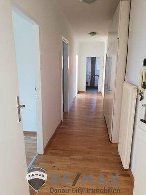 zentrales Vorzimmer (vor Bezug)