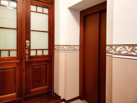 Wohnungstür, Aufzug.jpg