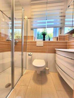 Elegantes Gäste-WC mit Dusche 