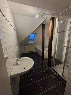 Bad mit Wanne und Dusche