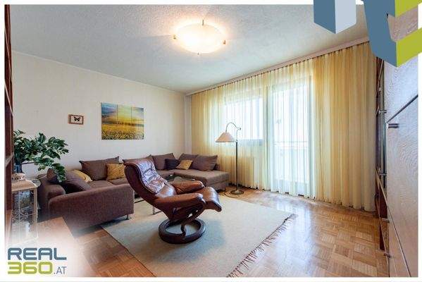 Wohnzimmer mit Zugang zur Loggia