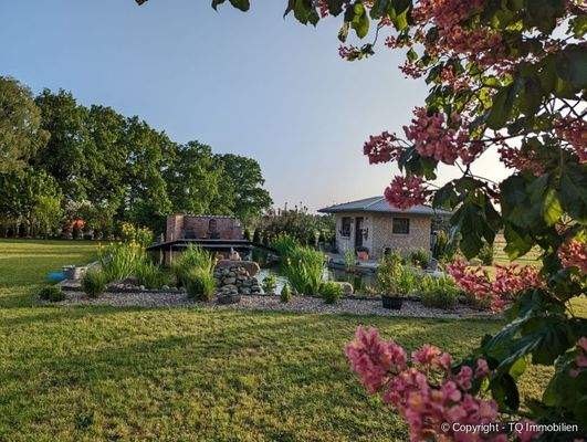 Großer Naturteich mit Gartenhaus