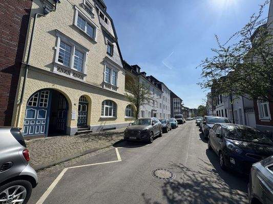 Vorderhaus mit Durchfahrt Tor 