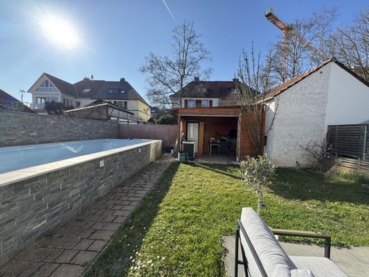 Garten mit Outdoor-Pool