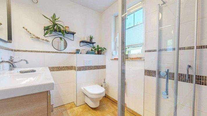 Badezimmer mit Dusche