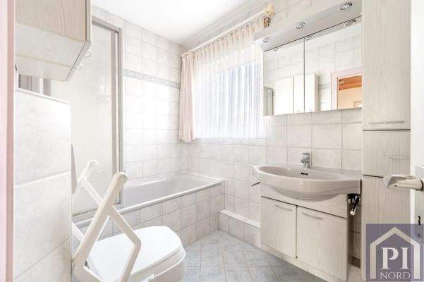 Wannenbad mit Fenster im Obergeschoss