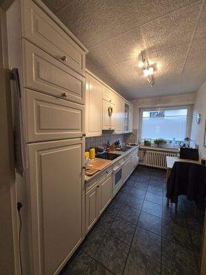 Helle Küche mit Fenster