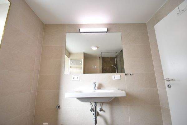 Badezimmer - Moderne und geräumige 3 Zimmer Wohnung mit großem Balkon Miete Grödig Salzburg