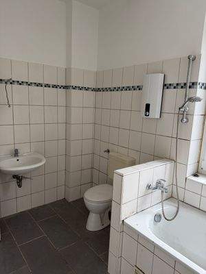Helles Badezimmer mit Wanne