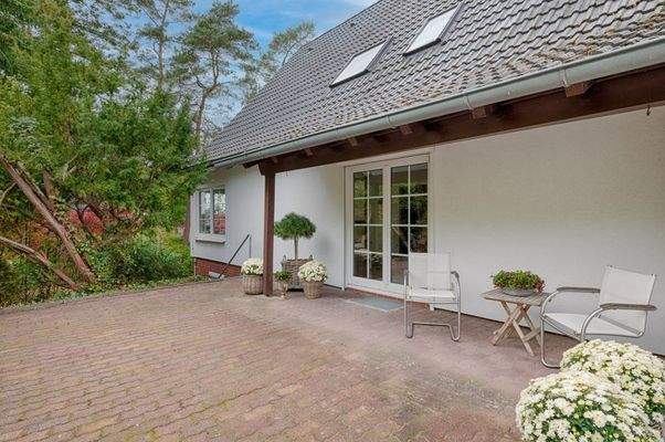 Große Terrasse &amp; rückwärtige Hausansicht