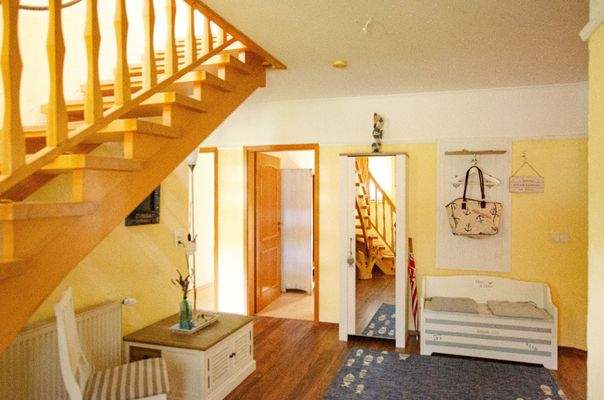 EFH Kansnevitz helle geräumige Diele.jpg