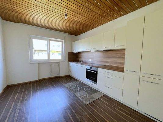 Wohnküche mit Einbauküche