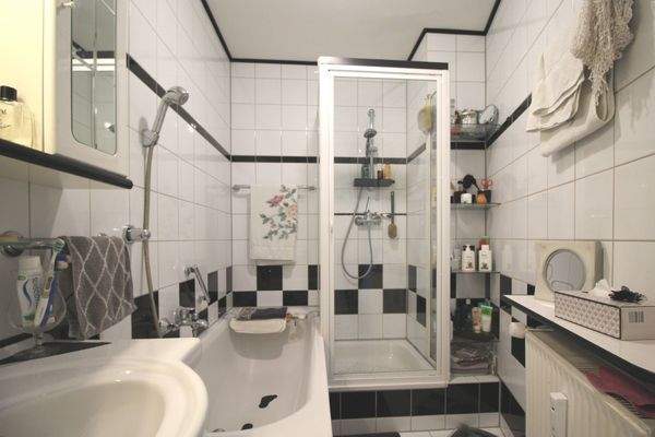 Bad mit Wanne und Dusche