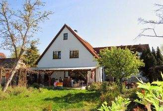 Rückseite vom Haus mit Blick auf der Terrasse