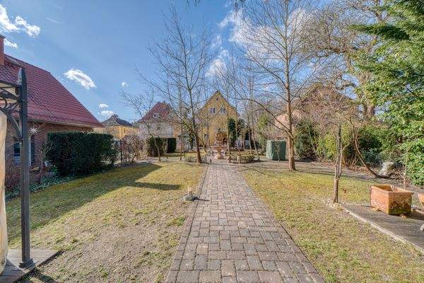 Von der hinteren Grundstücksgrenze aus betrachtet