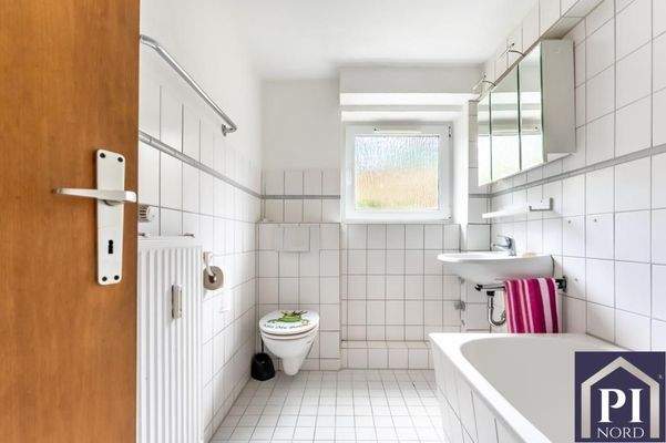 Wannenbad mit Fenster im Souterrain