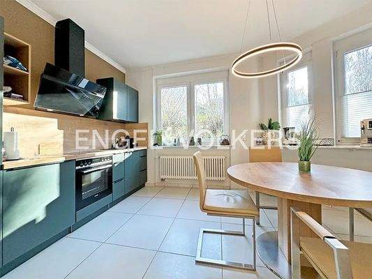 Einbauküche mit Essbereich