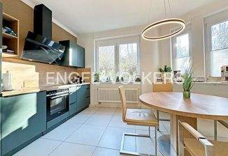 Einbauküche mit Essbereich