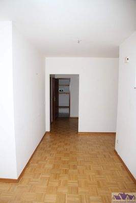 11 Diele Richtung Abstellraum.jpg