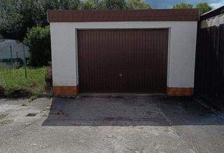 Doppelgarage hinter dem Haus