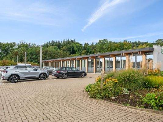 Außenansicht mit Stellplätzen