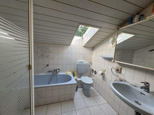 Badezimmer mit Badewanne und Dusche