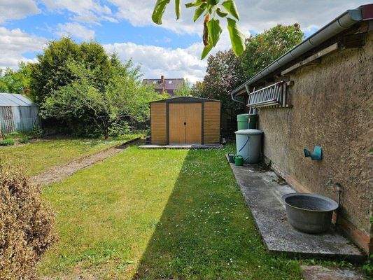 Garäteschuppen im Garten.jpg