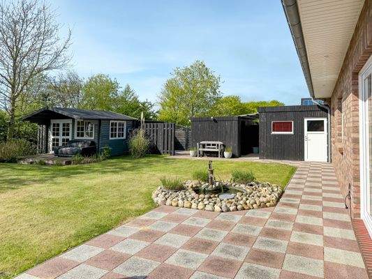 Blick auf Garage und Werkstatt im Garten