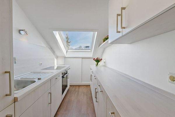 Moderne zweizeilige Einbauküche (Foto mit KI bearbeitet)