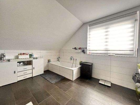 Badezimmer mit Wanne und Du...