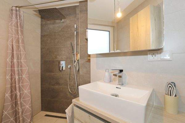 bodentiefe Hand- und große Regendusche