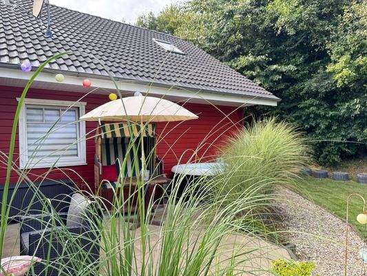 Für Genießer - der Hot-Tub nebst Strandkorb. 