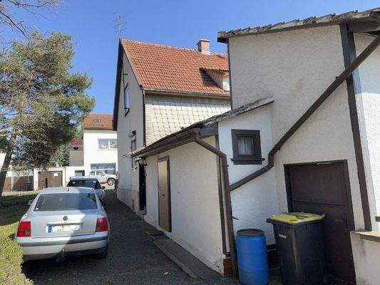 Hofseite mit Nebengebäude