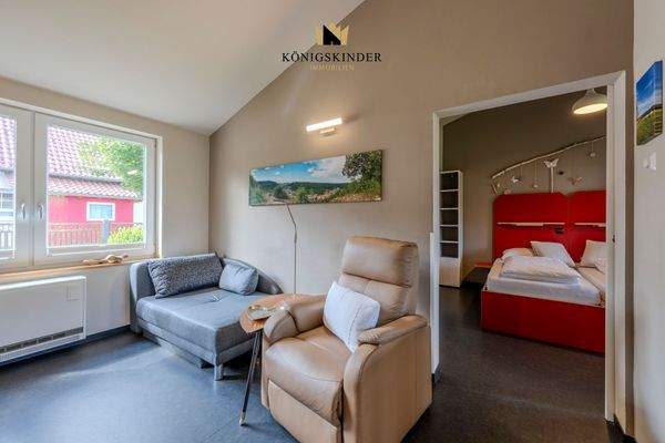 Offene Raumwirkung: Vom Wohnzimmer direkter Blick ins angrenzende Schlafzimmer.5 - Bad Urach - 23-07-2025 - 25