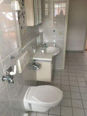 Geräumiges Bad mit Badewanne &amp; Dusche