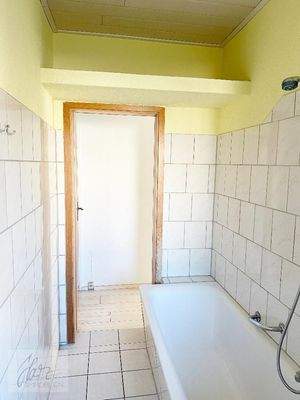 Tageslichtbad mit Wanne, WC und Waschtisch