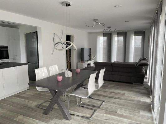 Essbereich, offende Küche und Wohnbereich