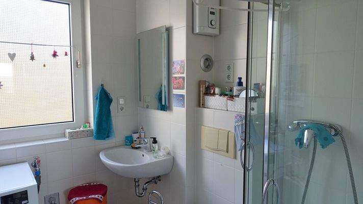 Tageslichtbad mit Waschmaschinenanschluss