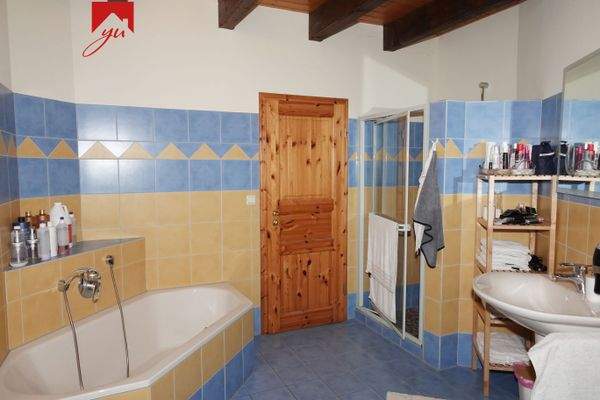 Badezimmer Ergeschoss mit Badewanne und Dusche