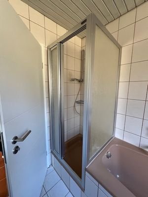 EG Bad mit Badewanne u. Dusche