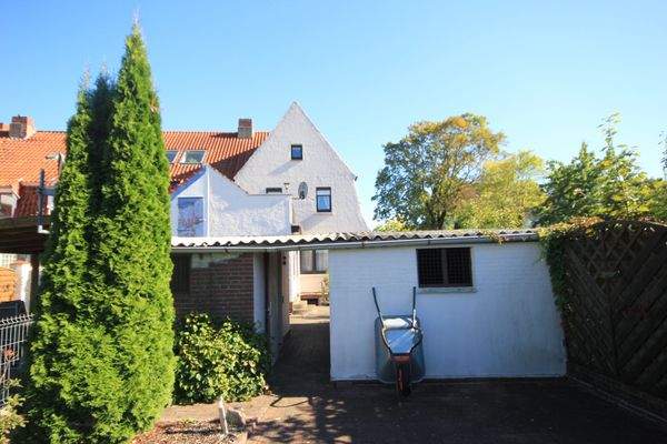 Gartenansicht Garage und Nebengebäude