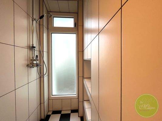 ... Dusche mit Fenster.
