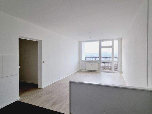 Wohnzimmer mit offenem Küchenbereich