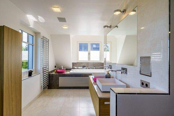 Masterbad OG mit Whirlpool-Badewanne