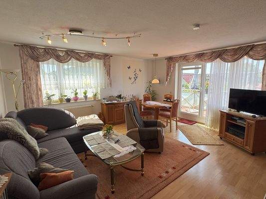 Wohnzimmer mit Zugang zum Balkon