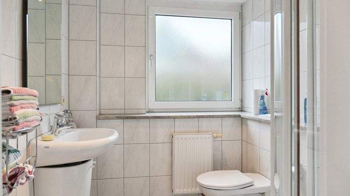 Gästebad mit Dusche - Waschbecken - Häng-WC - Außenfenster