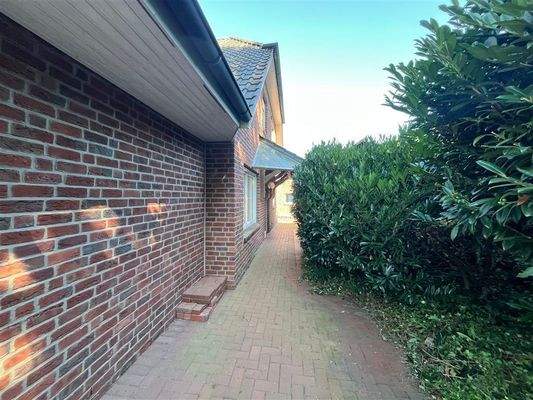 Weg vom Garten zur Garage 