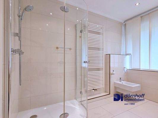 Badezimmer mit Dusche EG